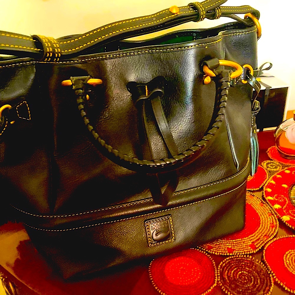 Dooney and Bourke Buckley bag in black. New.